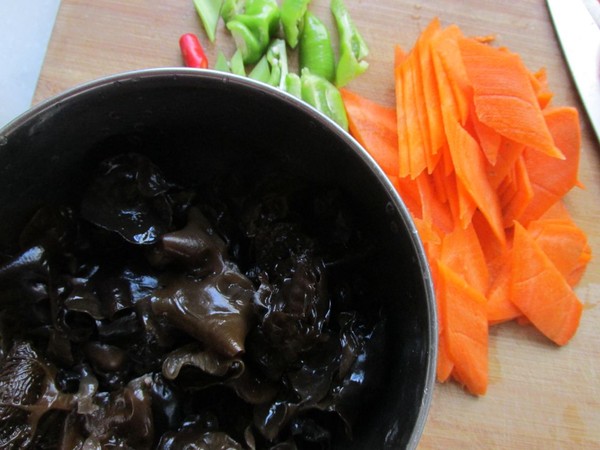 木耳炒雞蛋的做法-家常味炒菜譜-易網<a href=http://www.jsjjzhkt.cn/ target=_blank class=infotextkey>健康養生</a>網 木耳炒雞蛋的做法-家常味炒菜譜