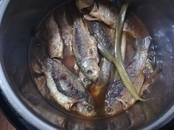 糖醋酥鯽魚的做法-家常味燉菜譜-易網健康養生網 糖醋酥鯽魚的做法-家常味燉菜譜