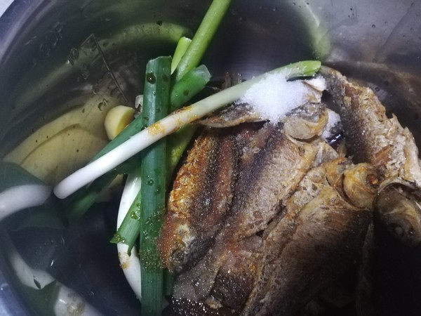 糖醋酥鯽魚的做法-家常味燉菜譜-易網健康養生網 糖醋酥鯽魚的做法-家常味燉菜譜