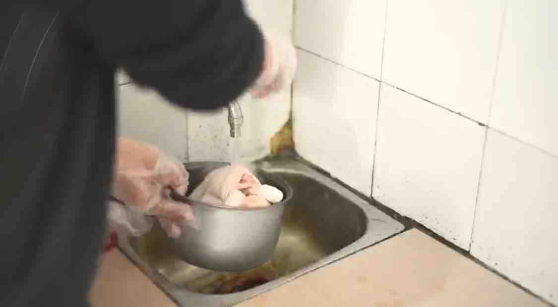 烤箱烤全雞的做法-醬香味烤菜譜-易網<a href=http://www.jsjjzhkt.cn/ target=_blank class=infotextkey>健康養生</a>網 烤箱烤全雞的做法-醬香味烤菜譜