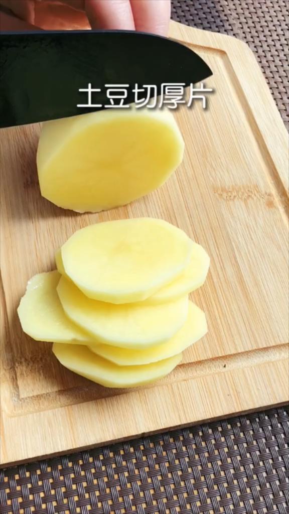 干鍋土豆片的做法-香辣味炒菜譜-易網<a href=http://www.jsjjzhkt.cn/ target=_blank class=infotextkey>健康養生</a>網 干鍋土豆片的做法-香辣味炒菜譜