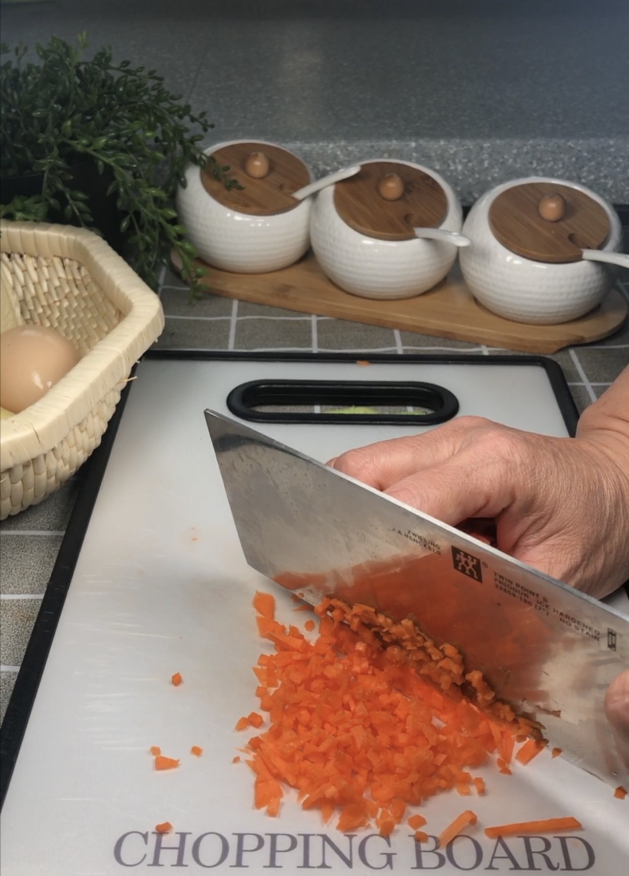 豆腐丸子的做法-家常味炸菜譜-易網健康養生網 豆腐丸子的做法-家常味炸菜譜