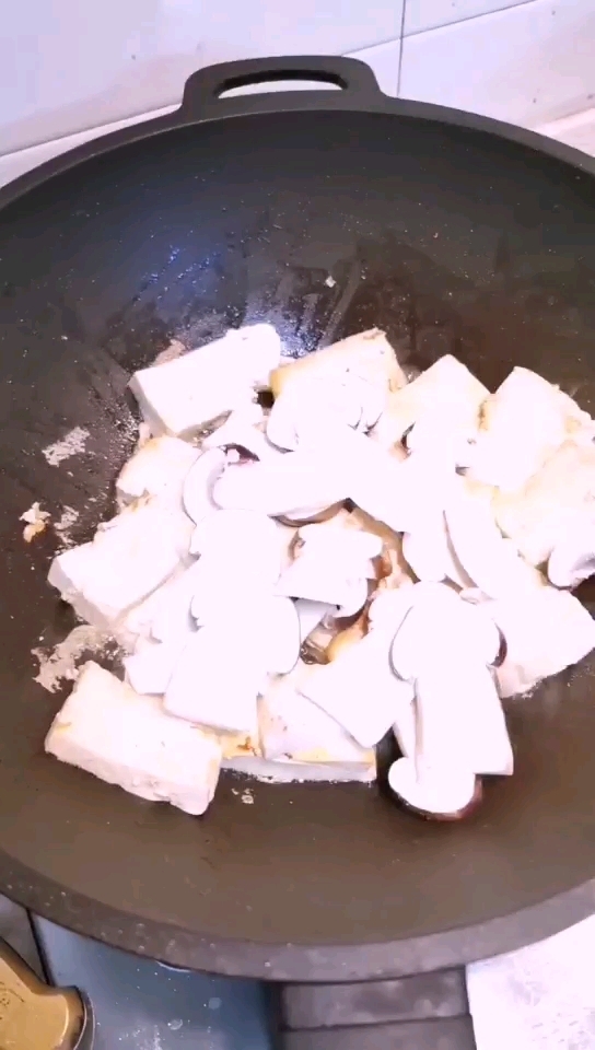 松茸春筍煲豆腐的做法-家常味煮菜譜