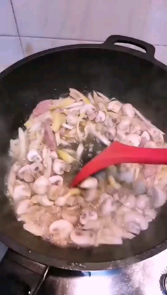 春筍炒香腸的做法-家常味炒菜譜