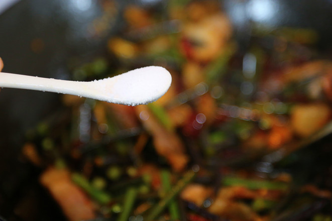 臘肉炒蕨菜的做法-香辣味炒菜譜-易網(wǎng)健康養(yǎng)生網(wǎng) 臘肉炒蕨菜的做法-香辣味炒菜譜
