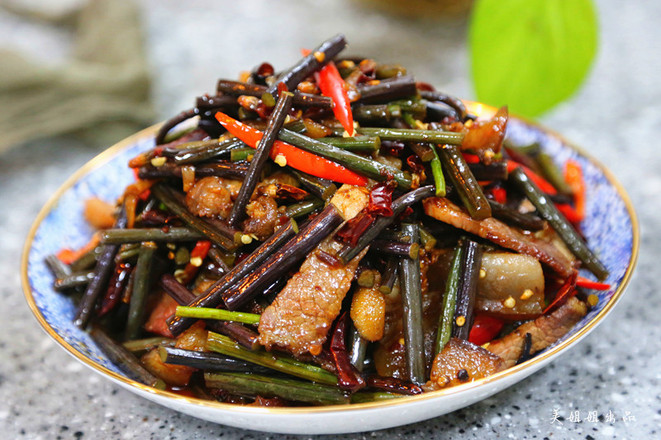 臘肉炒蕨菜的做法-香辣味炒菜譜-易網(wǎng)健康養(yǎng)生網(wǎng) 臘肉炒蕨菜的做法-香辣味炒菜譜