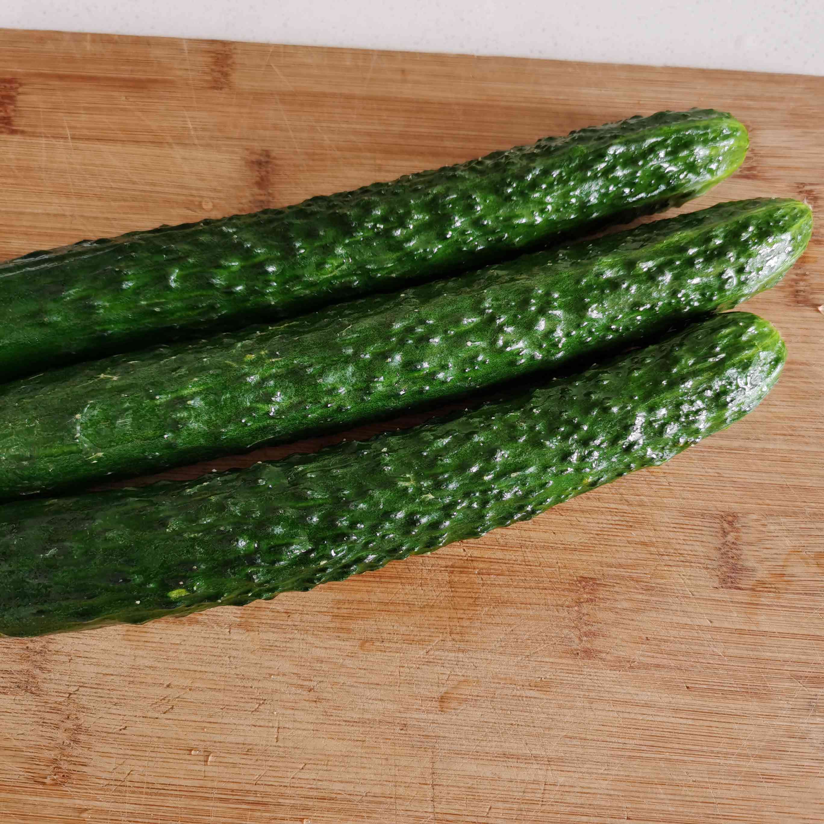 超級好吃的涼拌黃瓜的做法-家常味拌菜譜-易網<a href=http://www.jsjjzhkt.cn/ target=_blank class=infotextkey>健康養生</a>網 超級好吃的涼拌黃瓜的做法-家常味拌菜譜