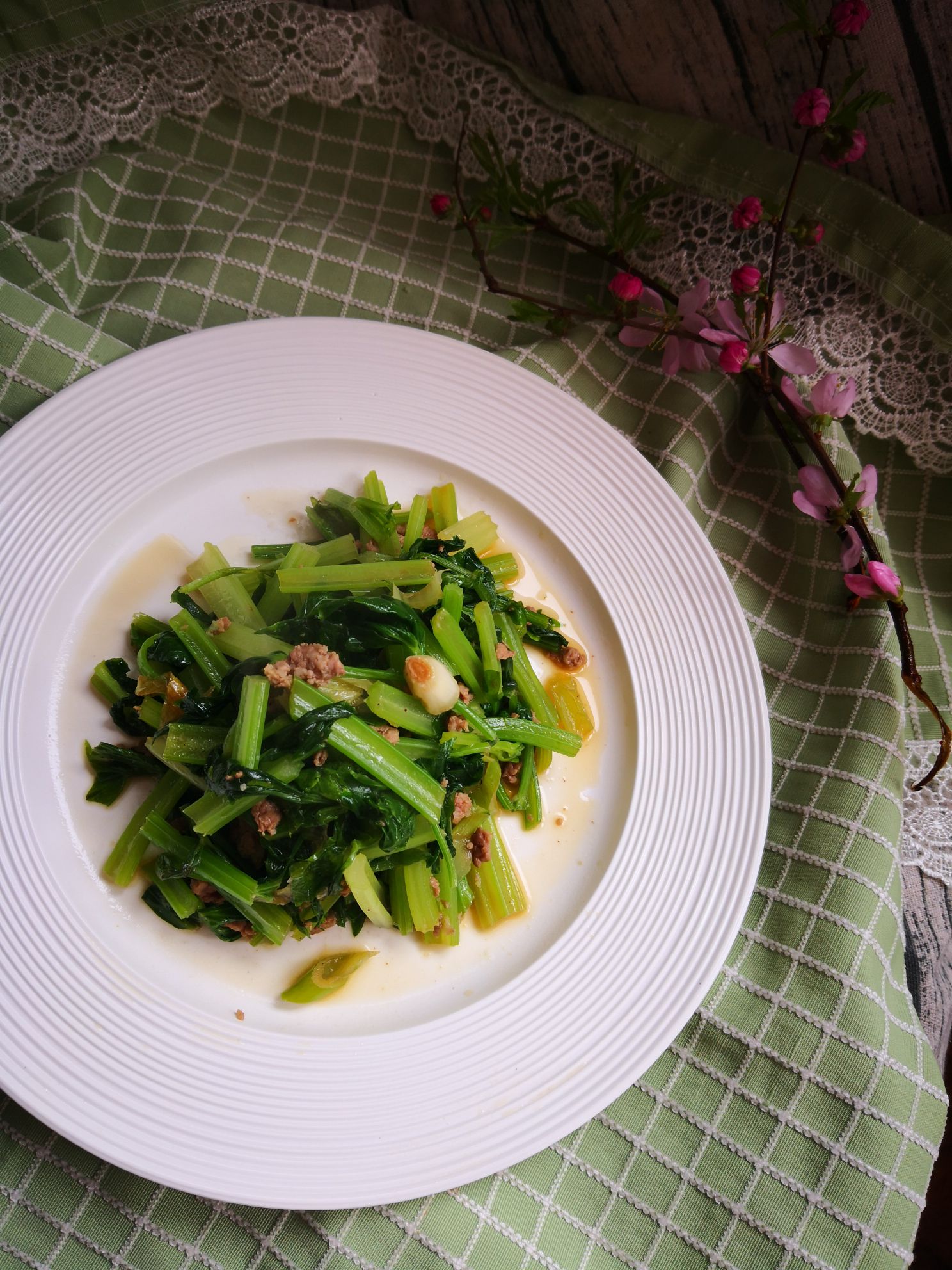 肉餡炒芹菜的做法-家常味炒菜譜-易網健康養生網 肉餡炒芹菜的做法-家常味炒菜譜