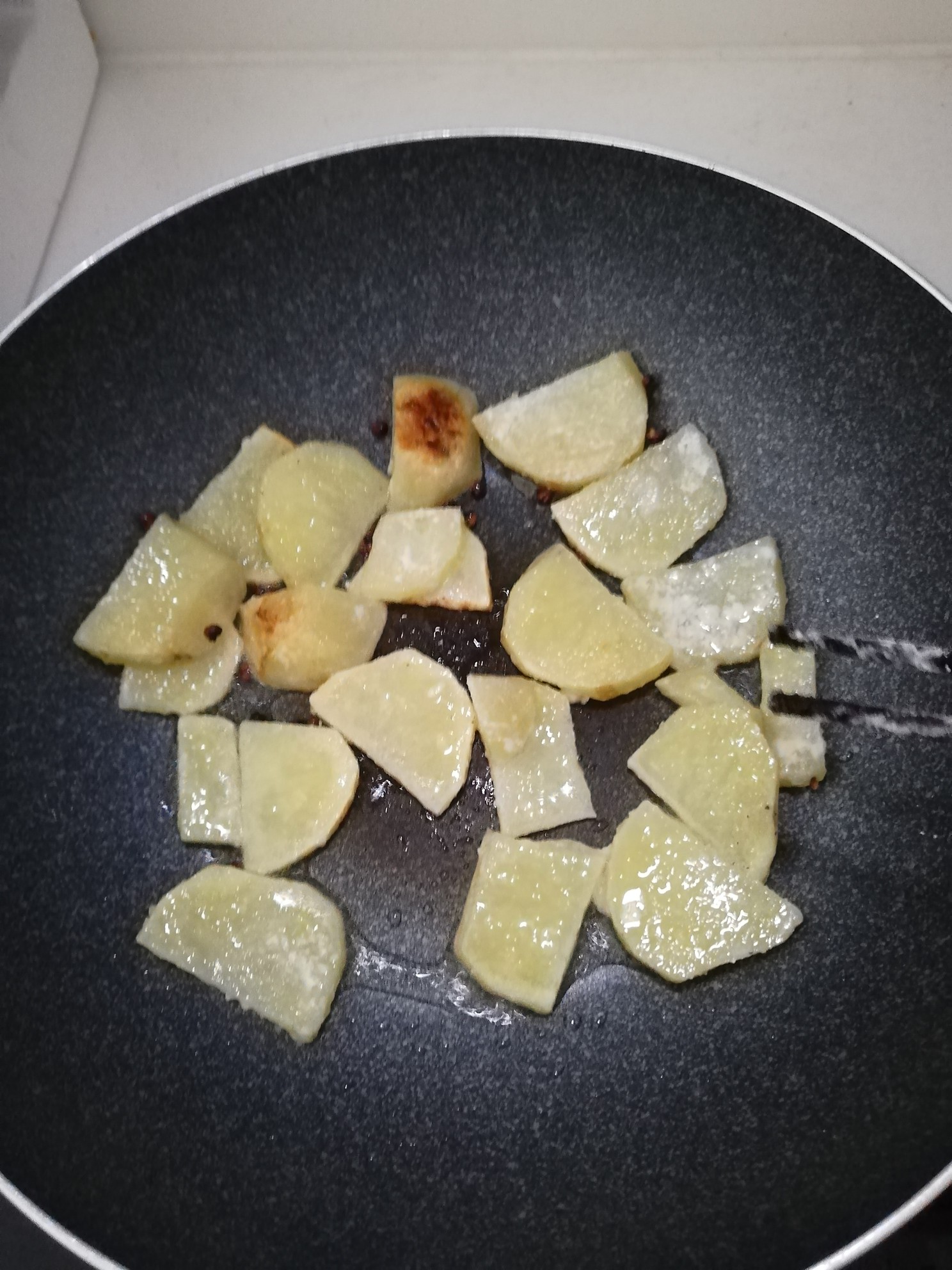 黑芝麻土豆片的做法-咸鮮味炒菜譜-易網健康養生網 黑芝麻土豆片的做法-咸鮮味炒菜譜