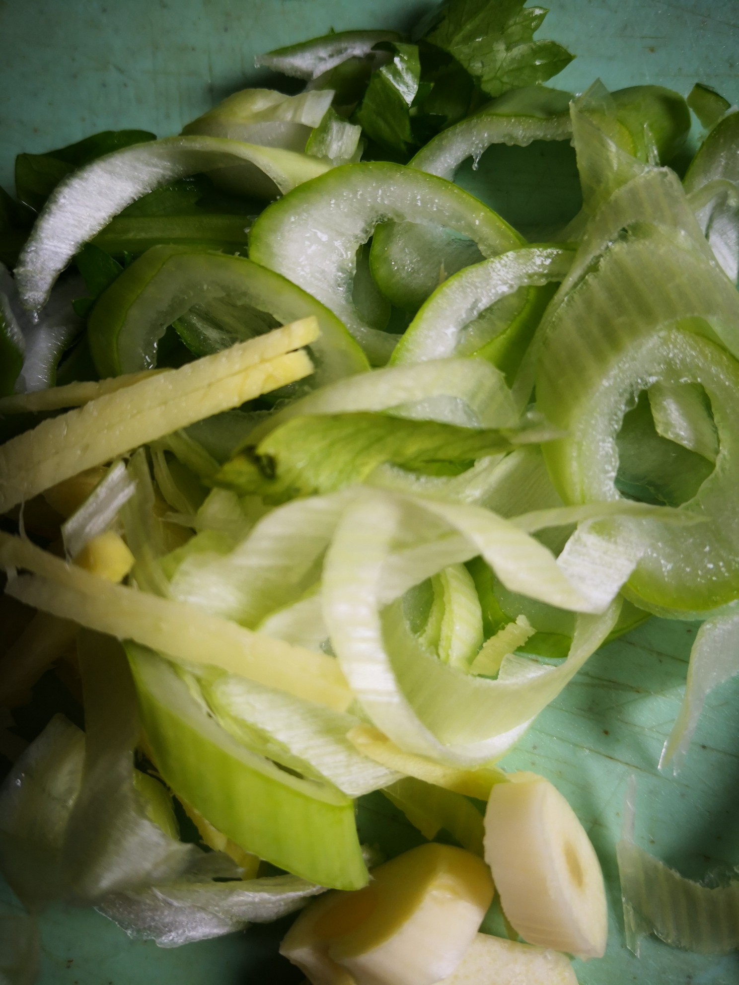 肉餡炒芹菜的做法-家常味炒菜譜-易網健康養生網 肉餡炒芹菜的做法-家常味炒菜譜