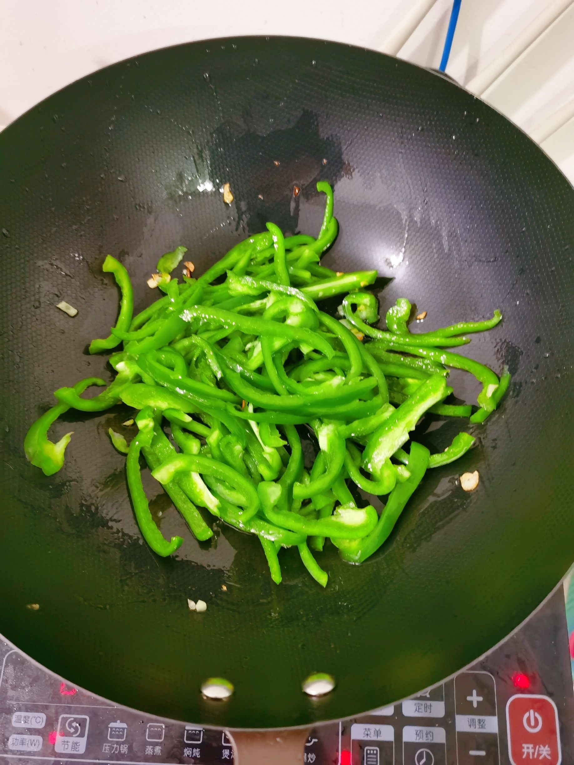 辣椒炒蘑菇的做法-咸鮮味炒菜譜-易網健康養生網 辣椒炒蘑菇的做法-咸鮮味炒菜譜