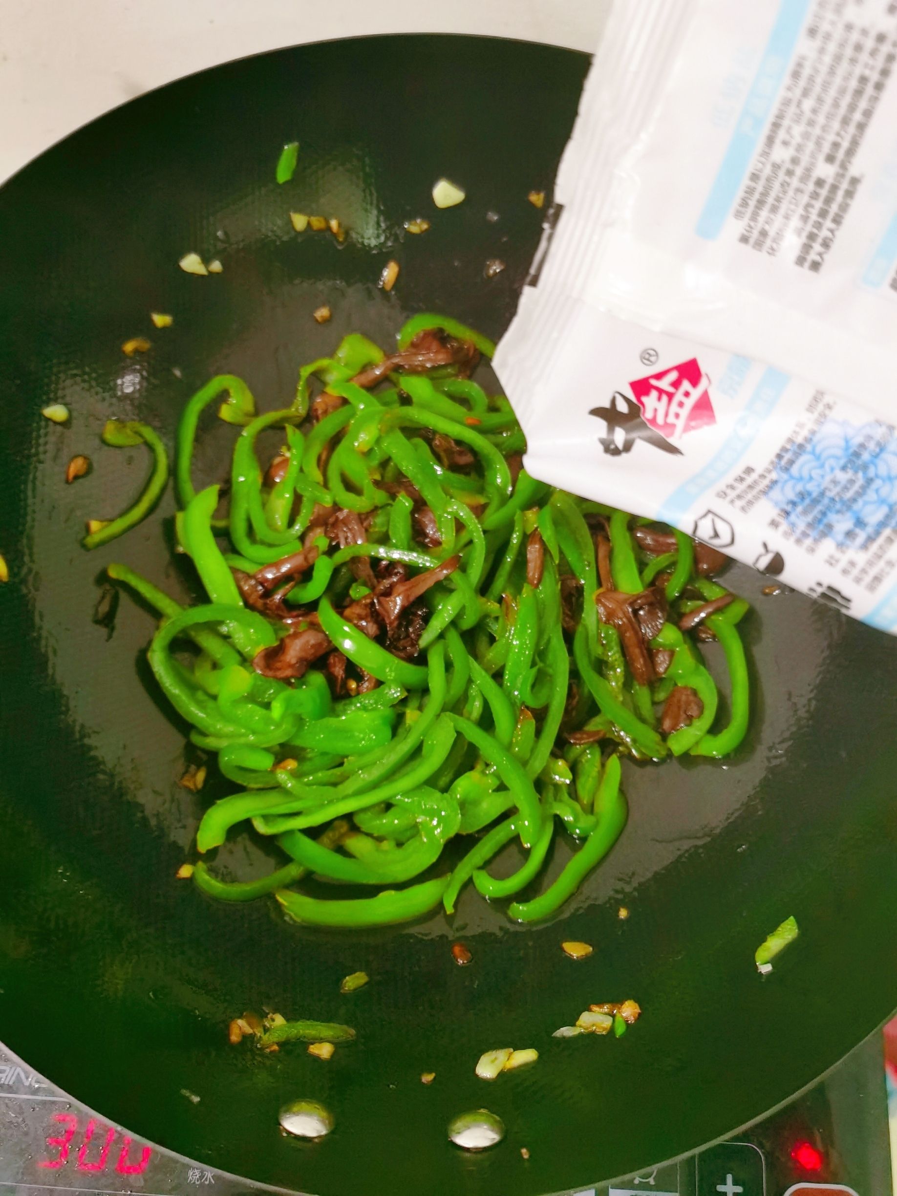 辣椒炒蘑菇的做法-咸鮮味炒菜譜-易網健康養生網 辣椒炒蘑菇的做法-咸鮮味炒菜譜