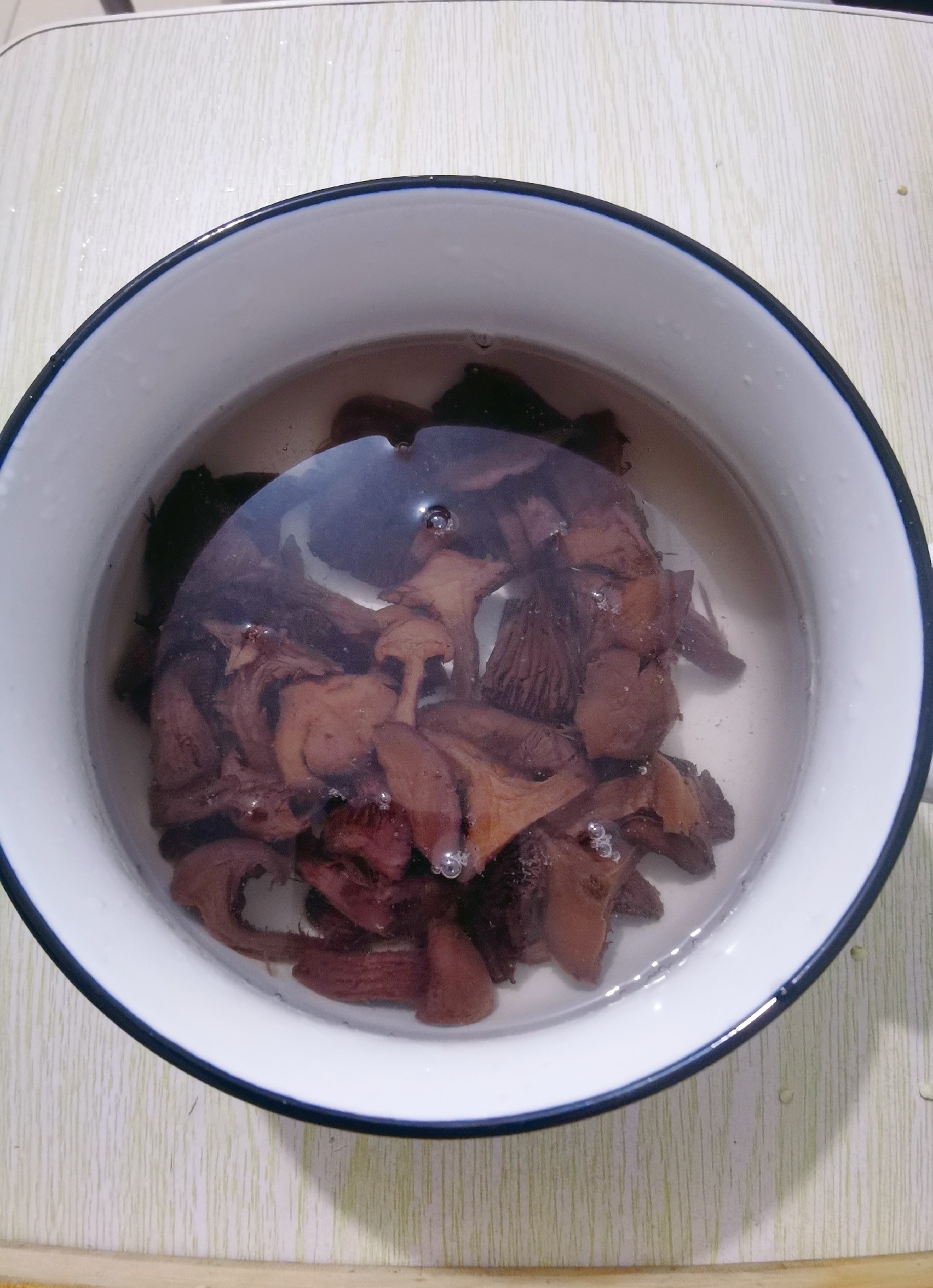 辣椒炒蘑菇的做法-咸鮮味炒菜譜-易網健康養生網 辣椒炒蘑菇的做法-咸鮮味炒菜譜