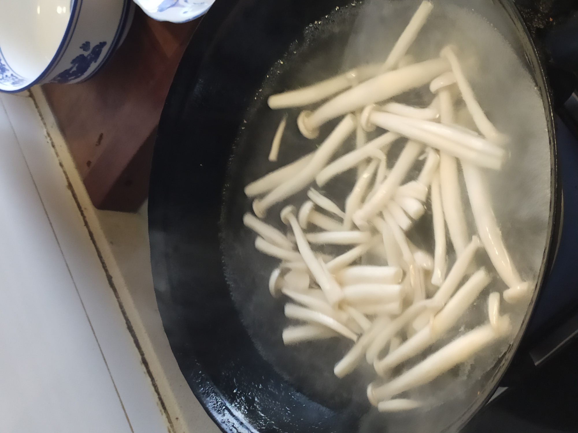 彩椒炒白玉菇的做法-咸鮮味炒菜譜-易網健康養生網 彩椒炒白玉菇的做法-咸鮮味炒菜譜