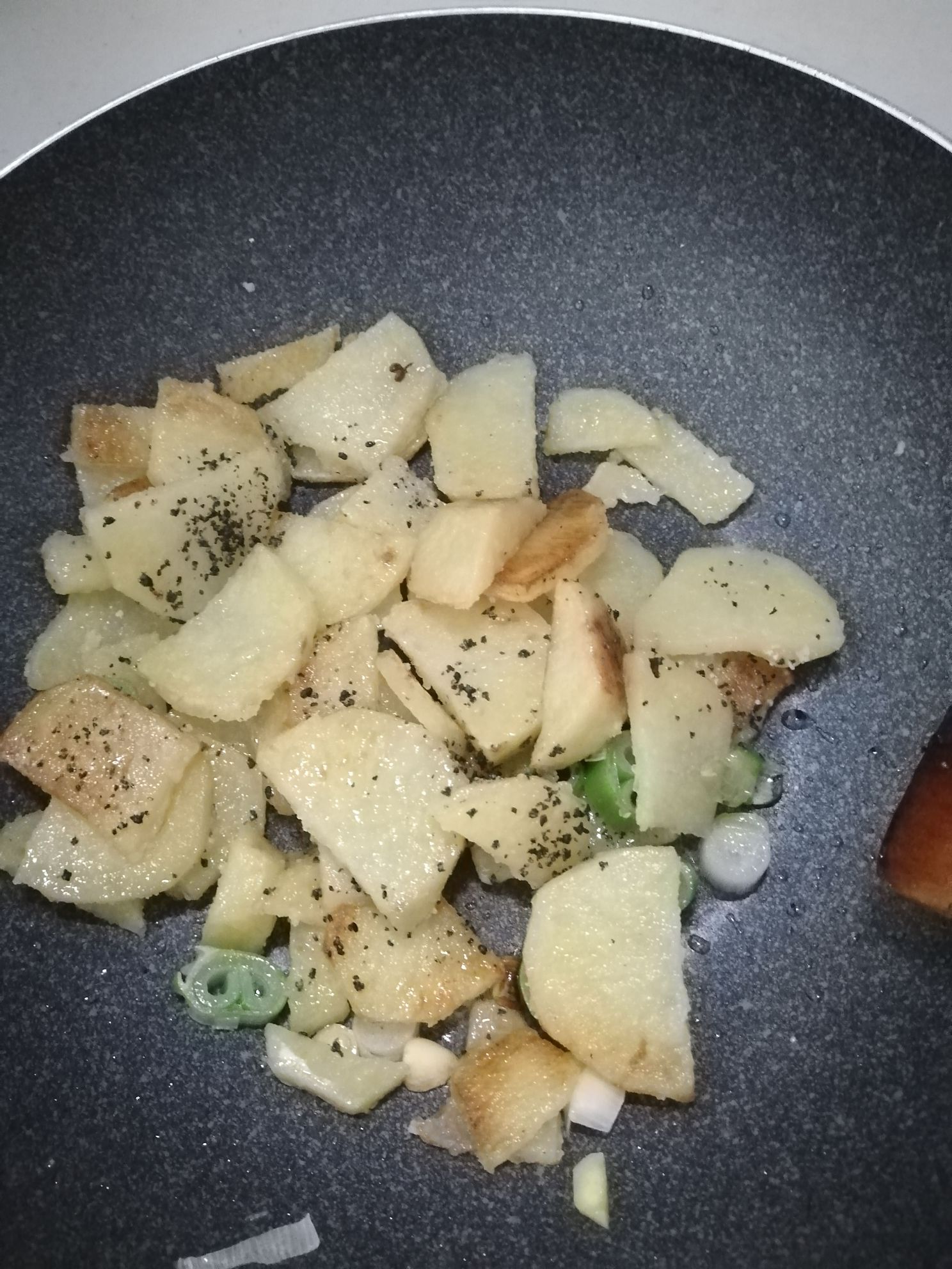 黑芝麻土豆片的做法-咸鮮味炒菜譜-易網健康養生網 黑芝麻土豆片的做法-咸鮮味炒菜譜