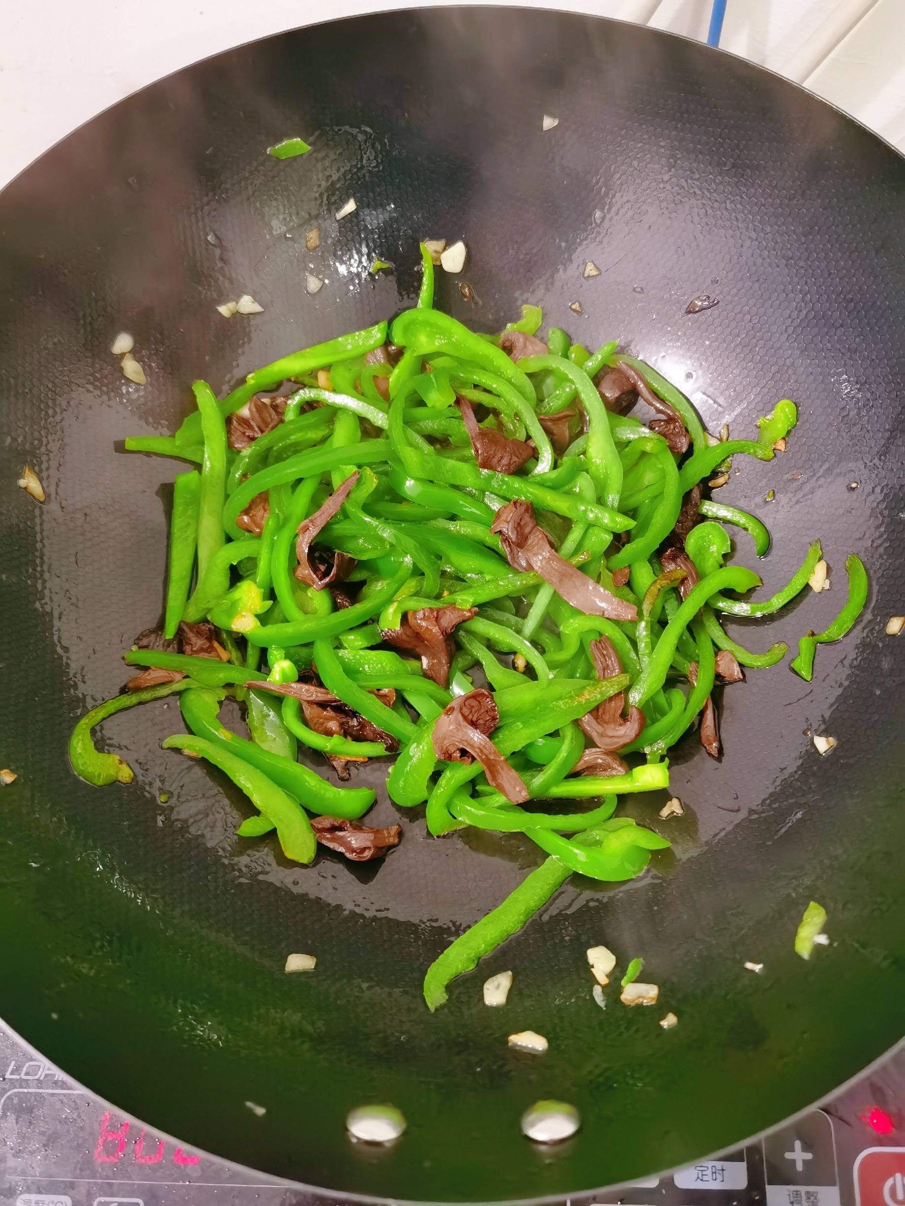 辣椒炒蘑菇的做法-咸鮮味炒菜譜-易網健康養生網 辣椒炒蘑菇的做法-咸鮮味炒菜譜