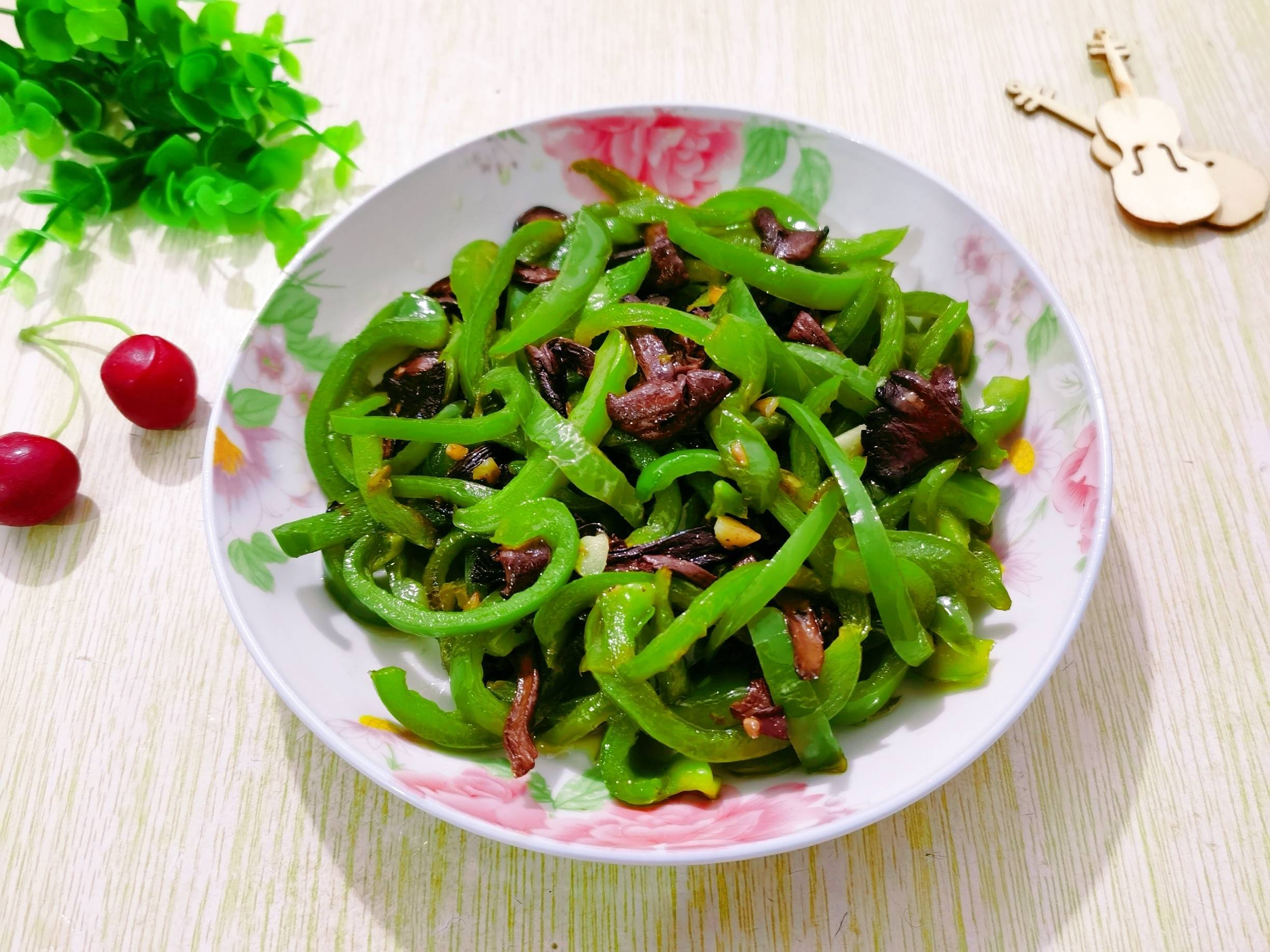 辣椒炒蘑菇的做法-咸鮮味炒菜譜-易網健康養生網 辣椒炒蘑菇的做法-咸鮮味炒菜譜