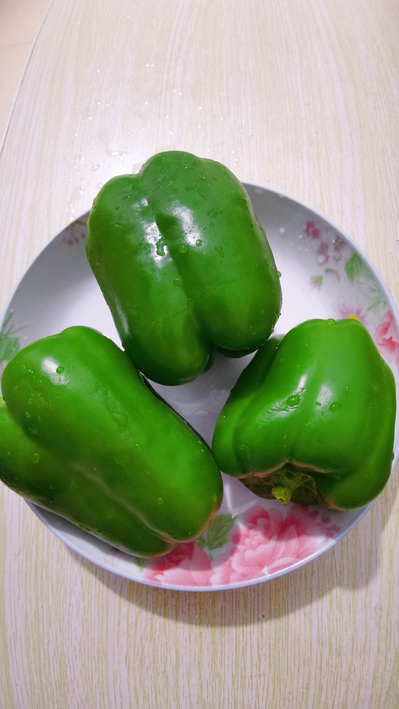 辣椒炒蘑菇的做法-咸鮮味炒菜譜-易網<a href=http://www.jsjjzhkt.cn/ target=_blank class=infotextkey>健康養生</a>網 辣椒炒蘑菇的做法-咸鮮味炒菜譜