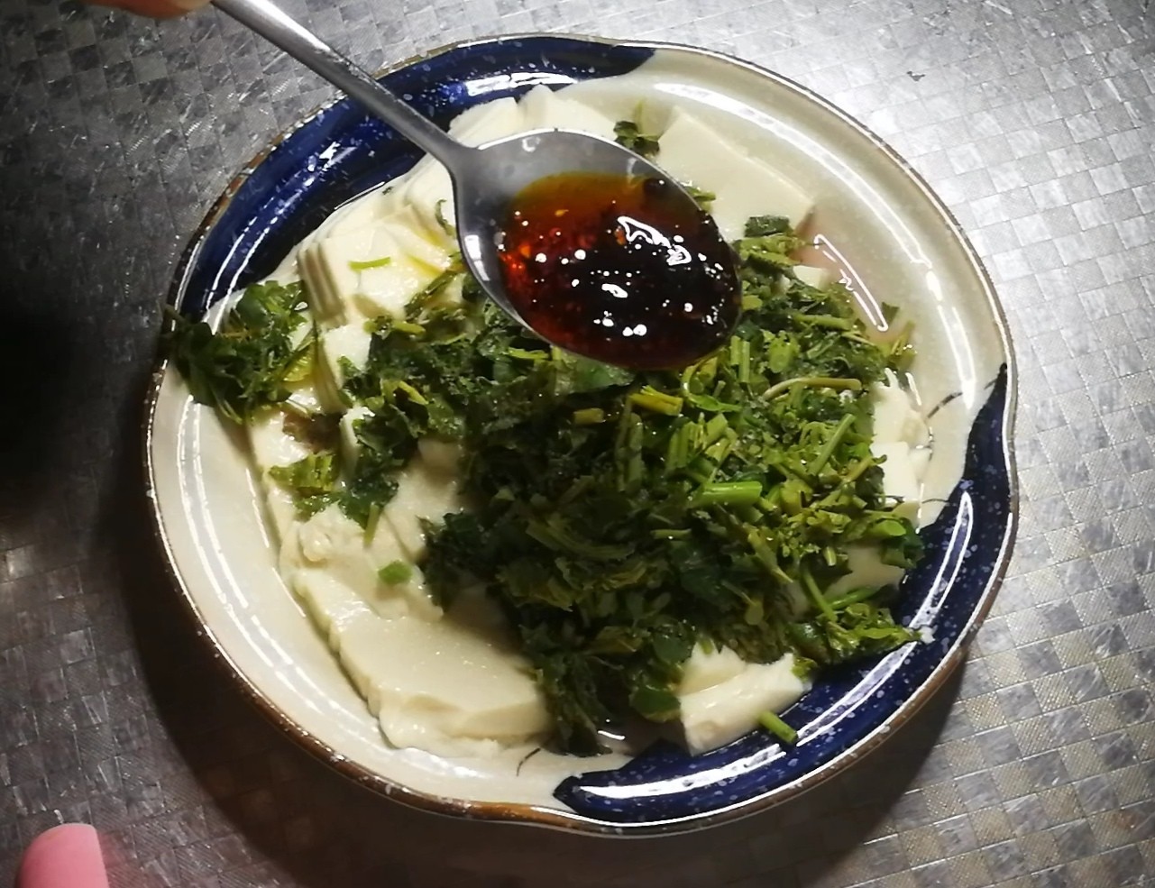 香椿拌豆腐的做法-家常味拌菜譜-易網健康養生網 香椿拌豆腐的做法-家常味拌菜譜