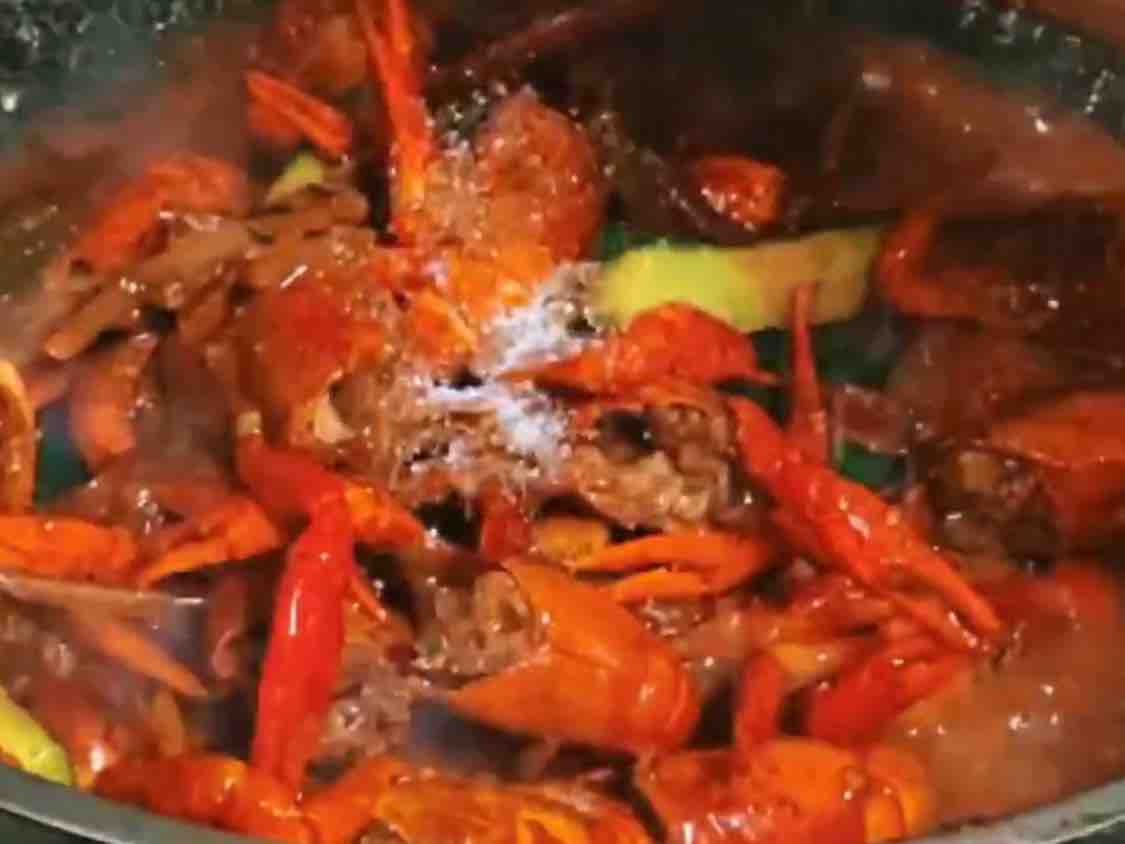 魚香小龍蝦,解鎖超簡單做法!的做法-酸辣味炒菜譜-易網(wǎng)<a href=http://www.jsjjzhkt.cn/ target=_blank class=infotextkey>健康養(yǎng)生</a>網(wǎng) 魚香小龍蝦,解鎖超簡單做法!的做法-酸辣味炒菜譜