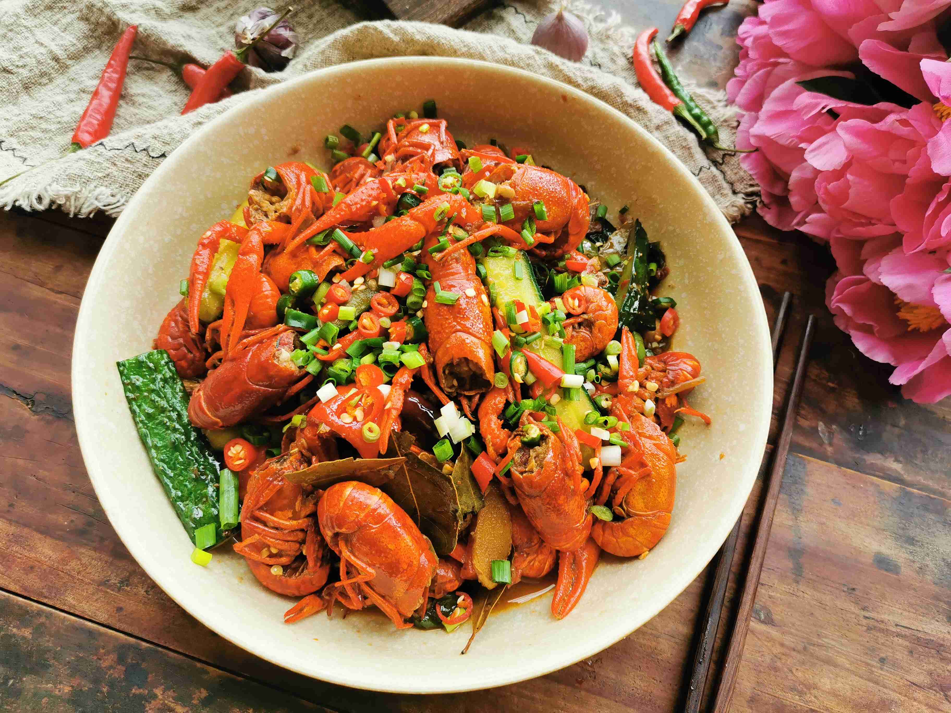 香辣小龍蝦的做法-香辣味炒菜譜-易網(wǎng)健康養(yǎng)生網(wǎng) 香辣小龍蝦的做法-香辣味炒菜譜