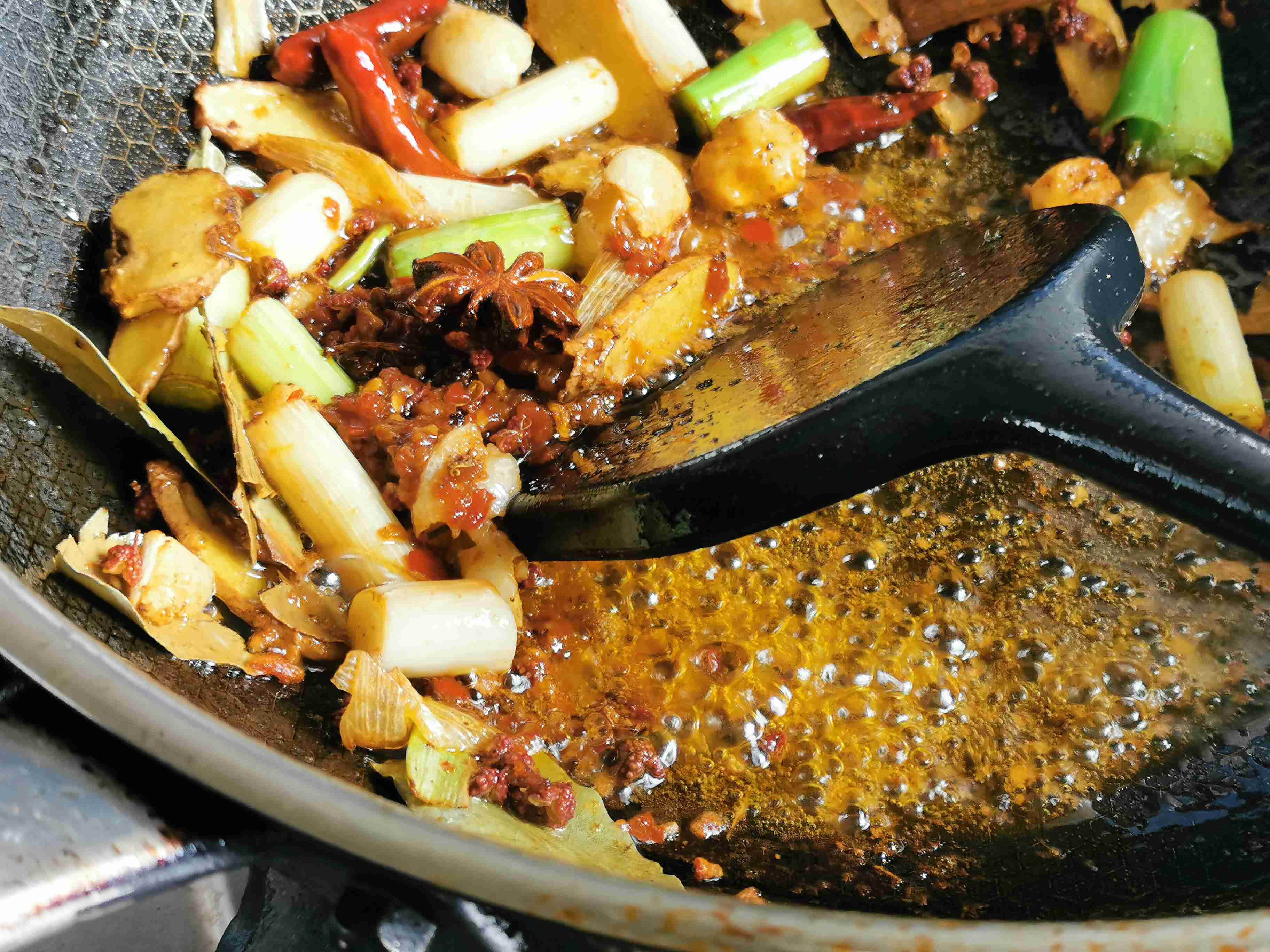 香辣小龍蝦的做法-香辣味炒菜譜-易網(wǎng)健康養(yǎng)生網(wǎng) 香辣小龍蝦的做法-香辣味炒菜譜