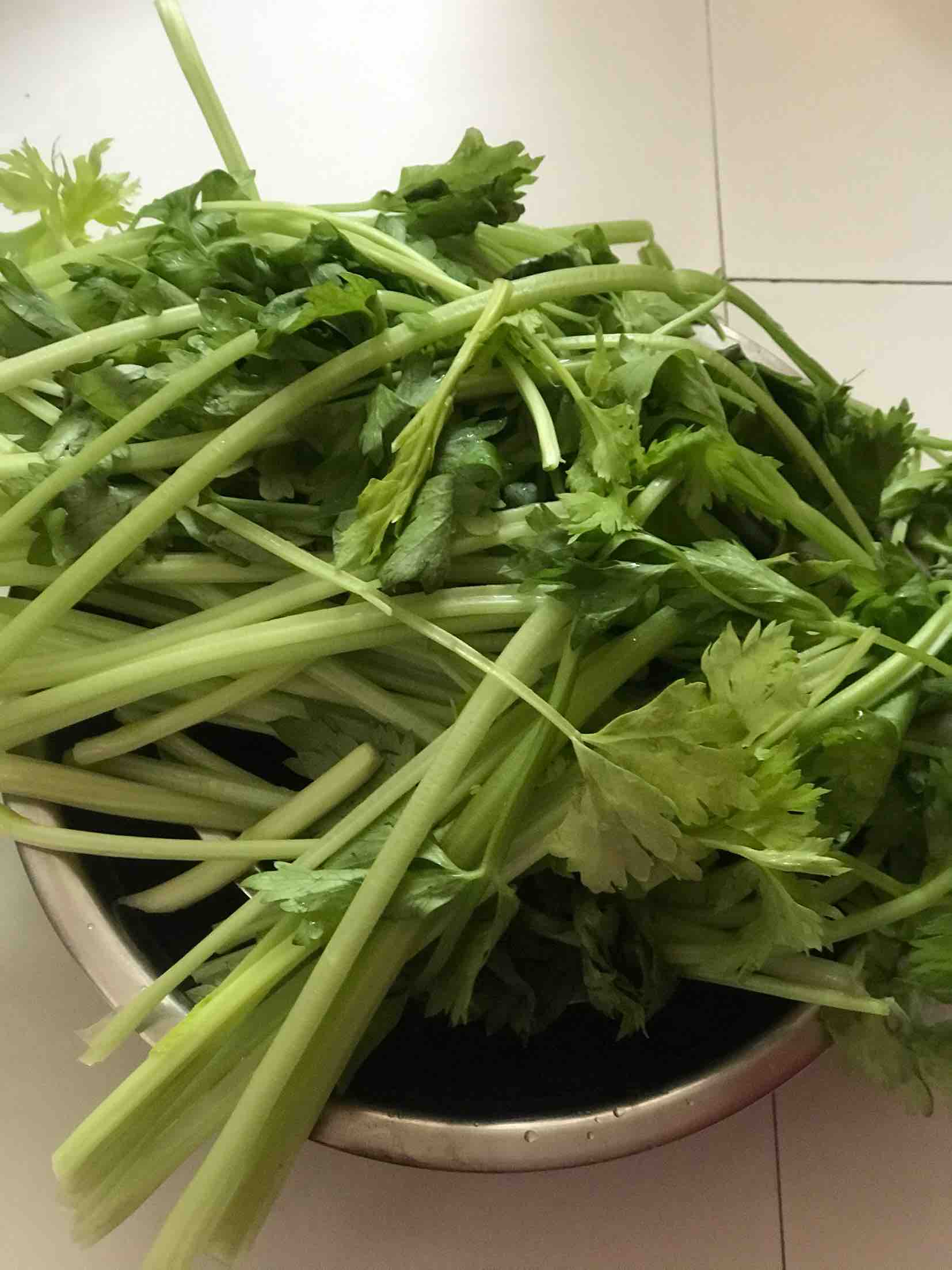 山芹燒豬肉香干的做法-咸鮮味燒菜譜-易網<a href=http://www.jsjjzhkt.cn/ target=_blank class=infotextkey>健康養生</a>網 山芹燒豬肉香干的做法-咸鮮味燒菜譜