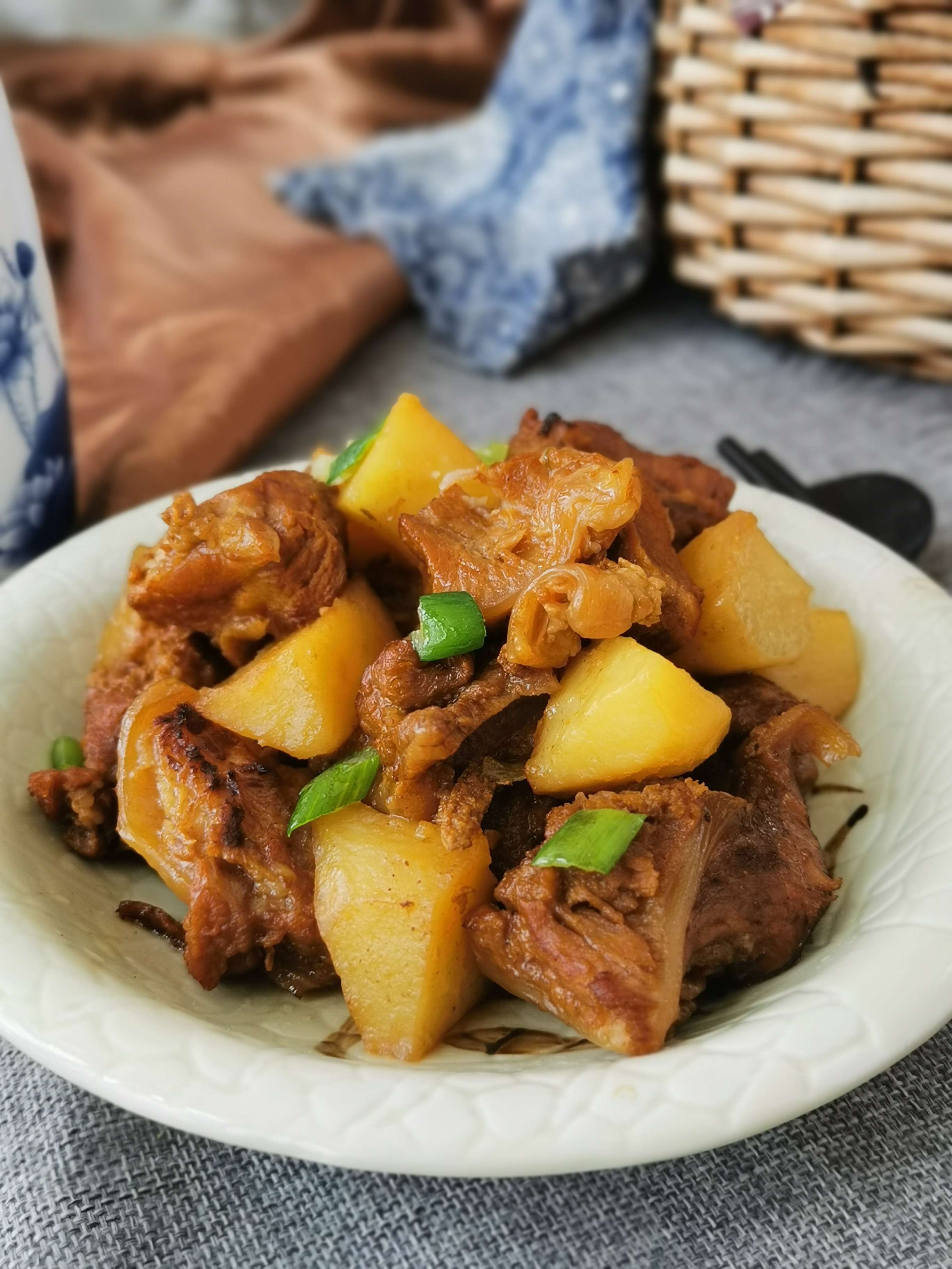 月牙骨燉土豆的做法-家常味燉菜譜-易網健康養生網 月牙骨燉土豆的做法-家常味燉菜譜