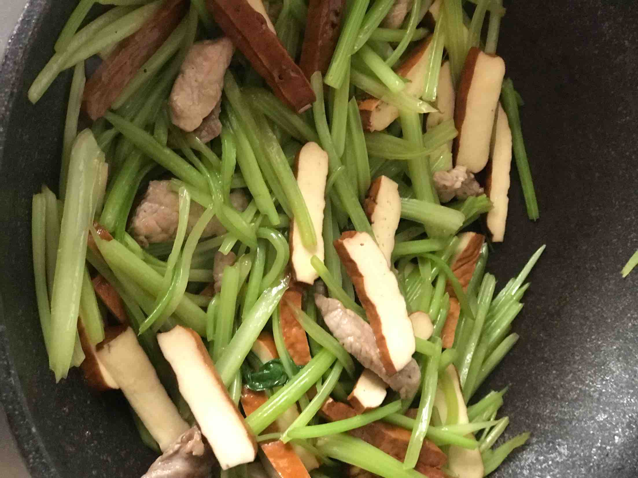 山芹燒豬肉香干的做法-咸鮮味燒菜譜-易網健康養生網 山芹燒豬肉香干的做法-咸鮮味燒菜譜