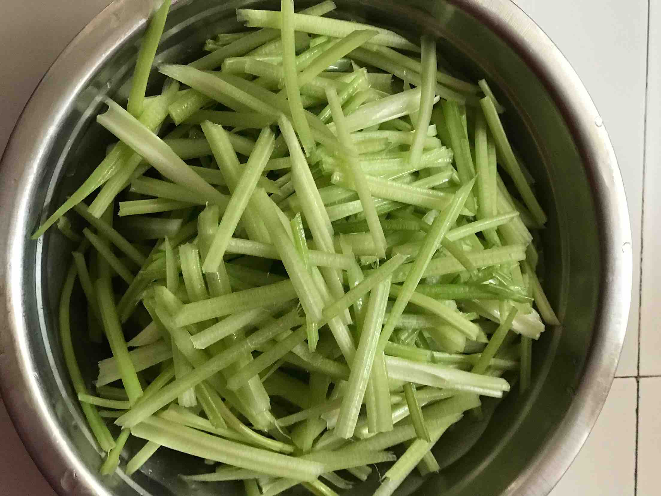 山芹燒豬肉香干的做法-咸鮮味燒菜譜-易網健康養生網 山芹燒豬肉香干的做法-咸鮮味燒菜譜