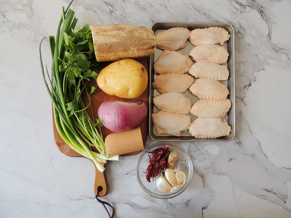 干鍋雞翅的做法-家常味燒菜譜-易網(wǎng)<a href=http://www.jsjjzhkt.cn/ target=_blank class=infotextkey>健康養(yǎng)生</a>網(wǎng) 干鍋雞翅的做法-家常味燒菜譜