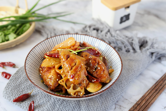 干鍋雞翅的做法-家常味燒菜譜-易網(wǎng)健康養(yǎng)生網(wǎng) 干鍋雞翅的做法-家常味燒菜譜