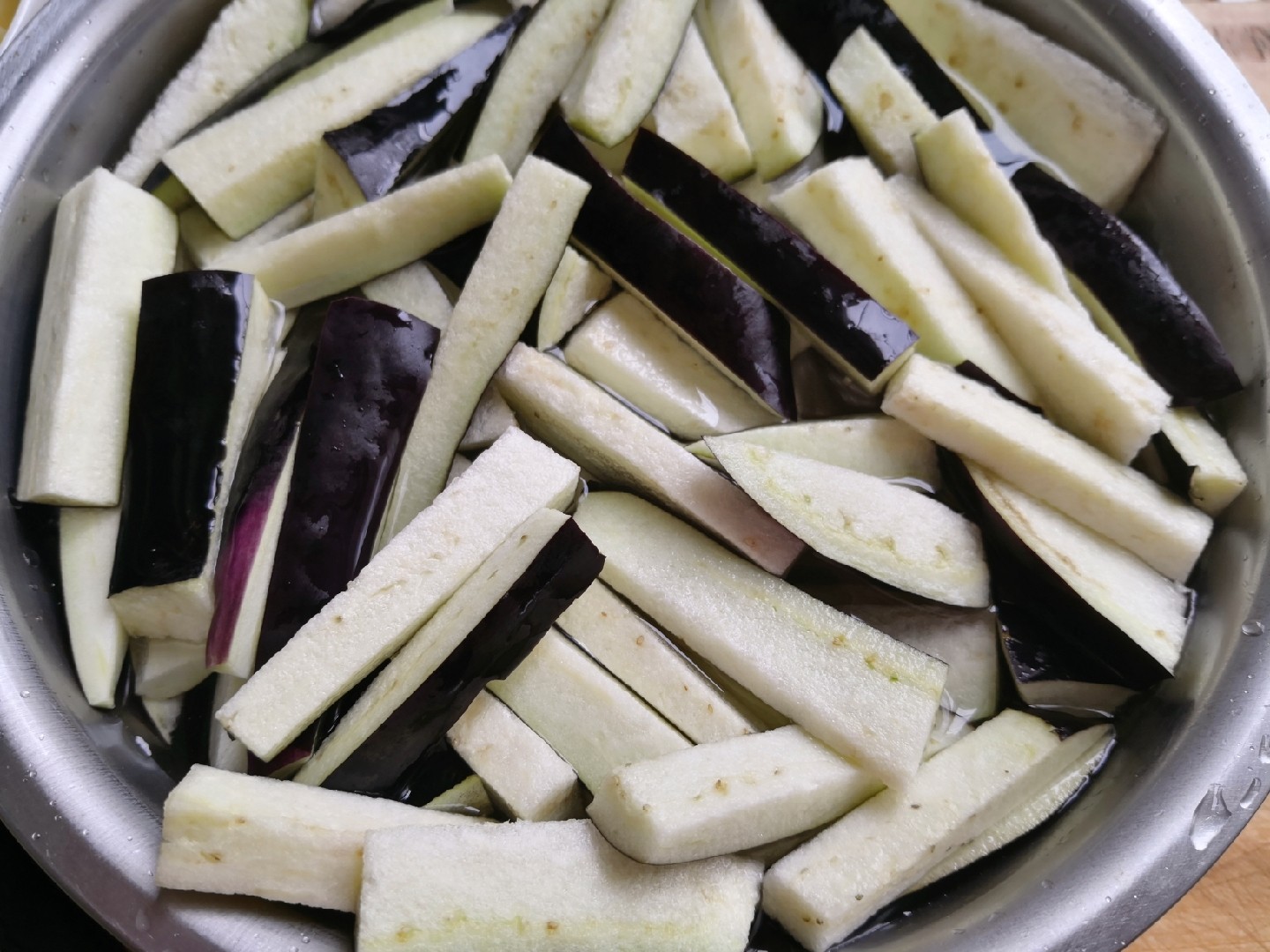 風味茄子的做法-香辣味炒菜譜-易網(wǎng)<a href=http://www.jsjjzhkt.cn/ target=_blank class=infotextkey>健康養(yǎng)生</a>網(wǎng) 風味茄子的做法-香辣味炒菜譜