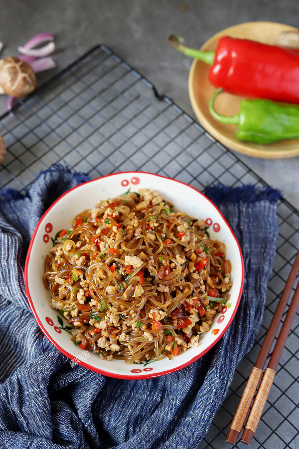 香菇肉末粉絲的做法-家常味炒菜譜-易網健康養生網 香菇肉末粉絲的做法-家常味炒菜譜