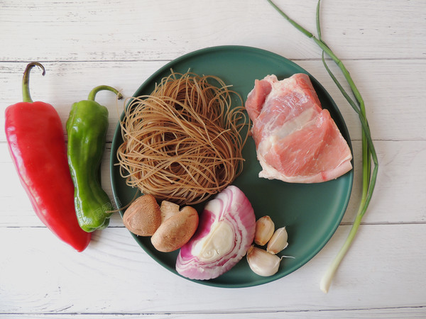 香菇肉末粉絲的做法-家常味炒菜譜-易網<a href=http://www.jsjjzhkt.cn/ target=_blank class=infotextkey>健康養生</a>網 香菇肉末粉絲的做法-家常味炒菜譜