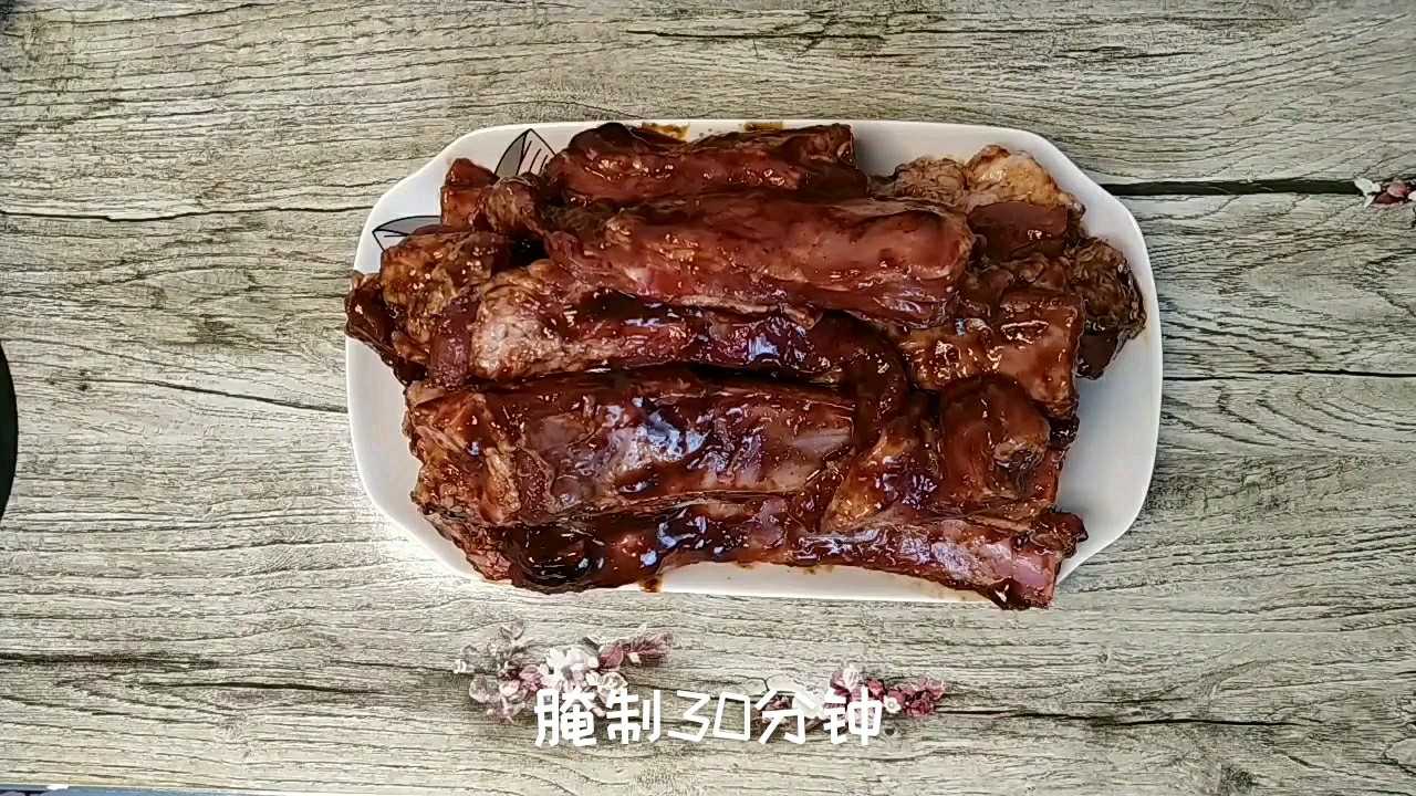 好吃的川味烤排骨來了，調(diào)制好味道的腌料，請看這里呦！的做法-香辣味烤菜譜