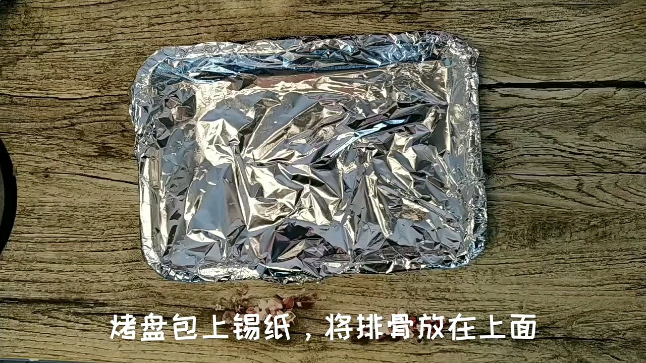 好吃的川味烤排骨來了，調(diào)制好味道的腌料，請看這里呦！的做法-香辣味烤菜譜