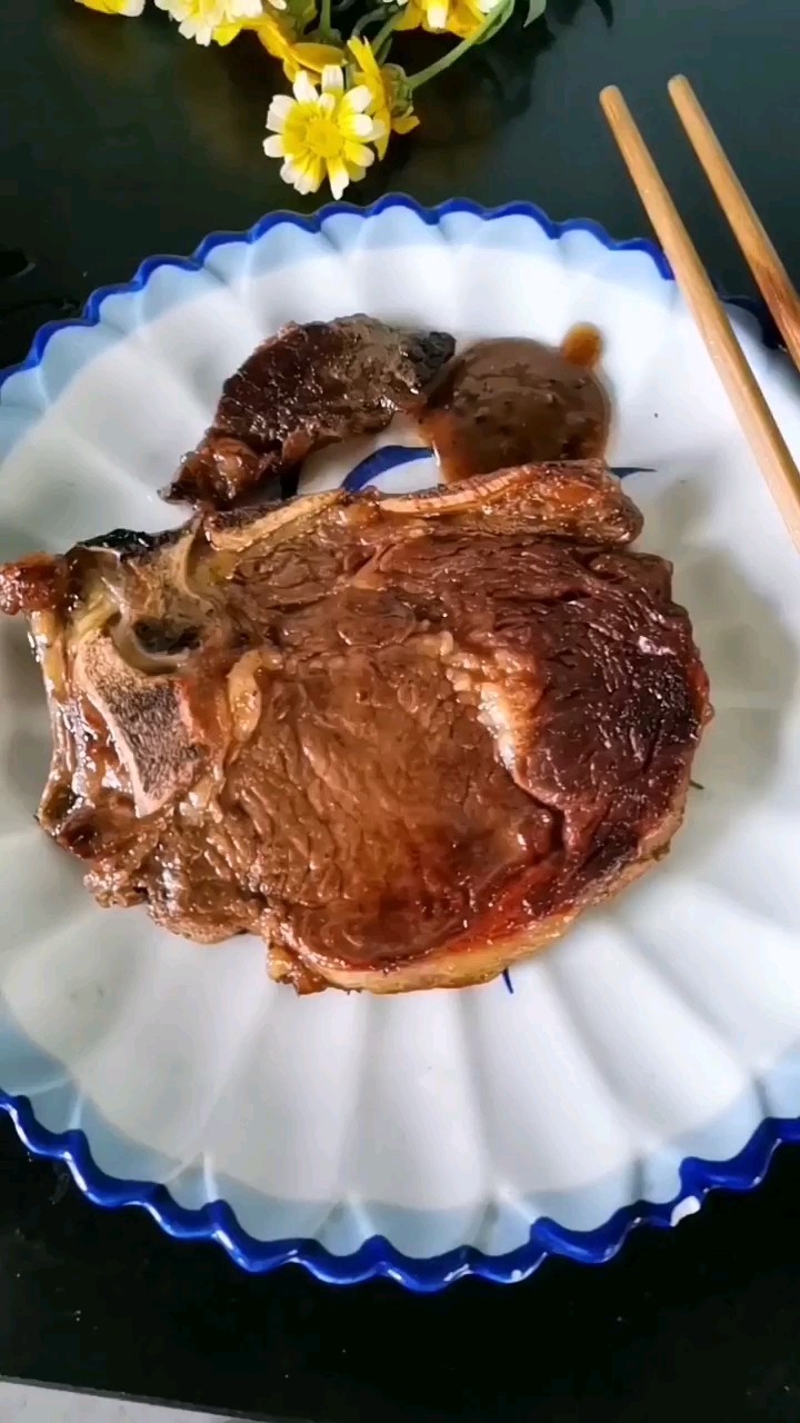 簡單美味的原切戰(zhàn)斧牛排的做法-咸鮮味煎菜譜-易網(wǎng)健康養(yǎng)生網(wǎng) 簡單美味的原切戰(zhàn)斧牛排的做法-咸鮮味煎菜譜