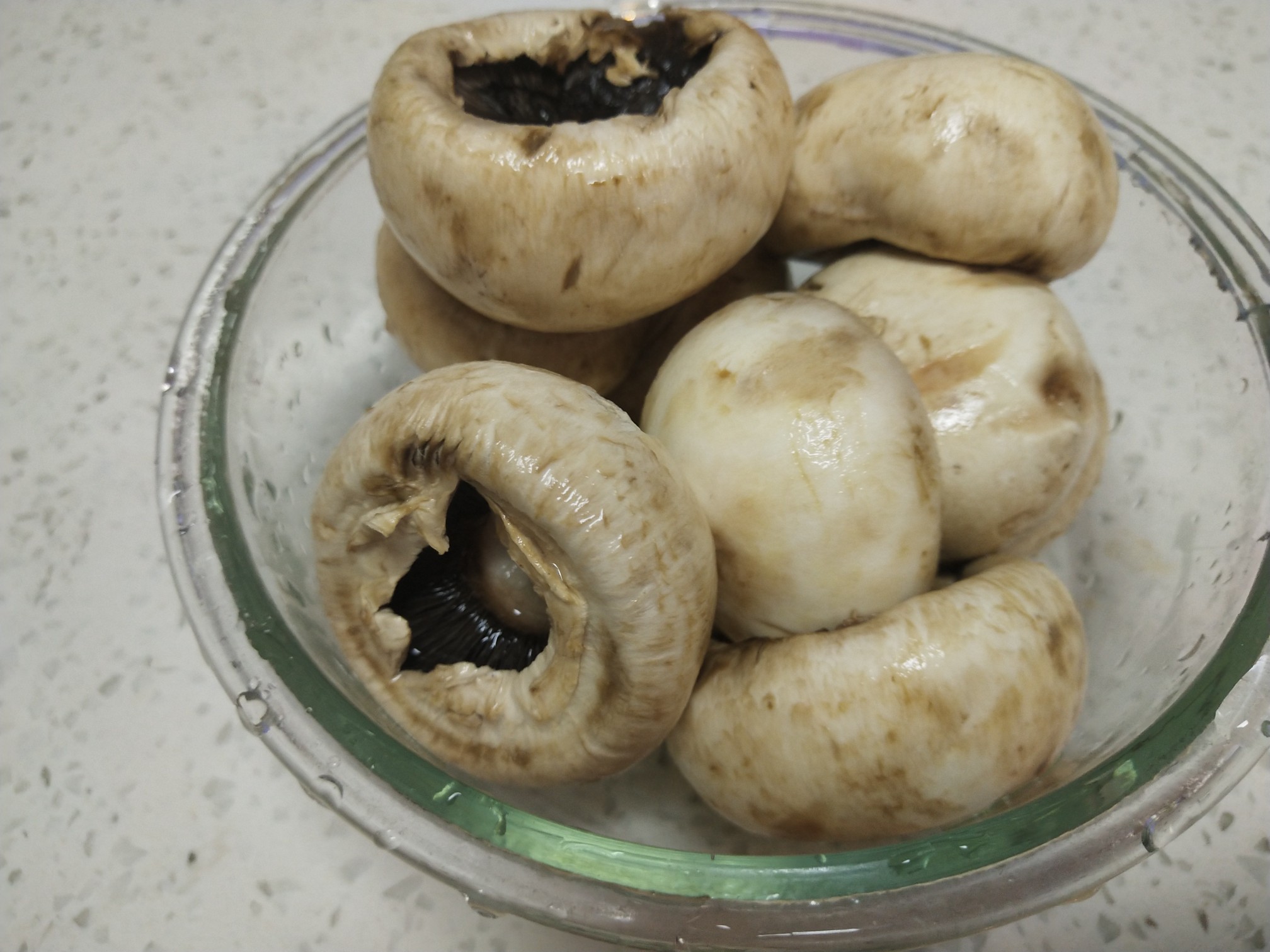 香煎口蘑的做法-家常味煎菜譜-易網<a href=http://www.jsjjzhkt.cn/ target=_blank class=infotextkey>健康養生</a>網 香煎口蘑的做法-家常味煎菜譜