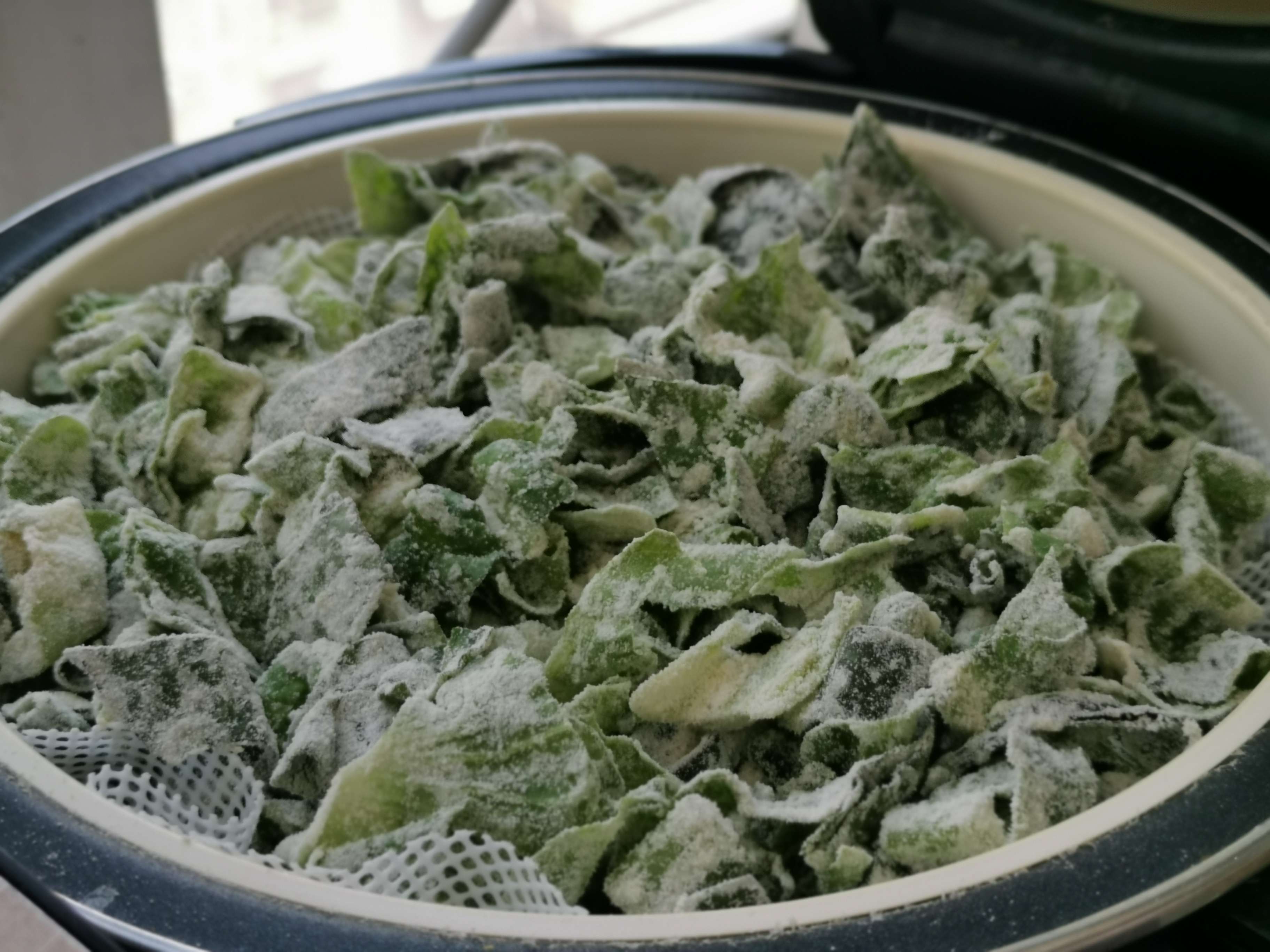 老干媽萵筍葉撥爛子的做法-香辣味蒸菜譜