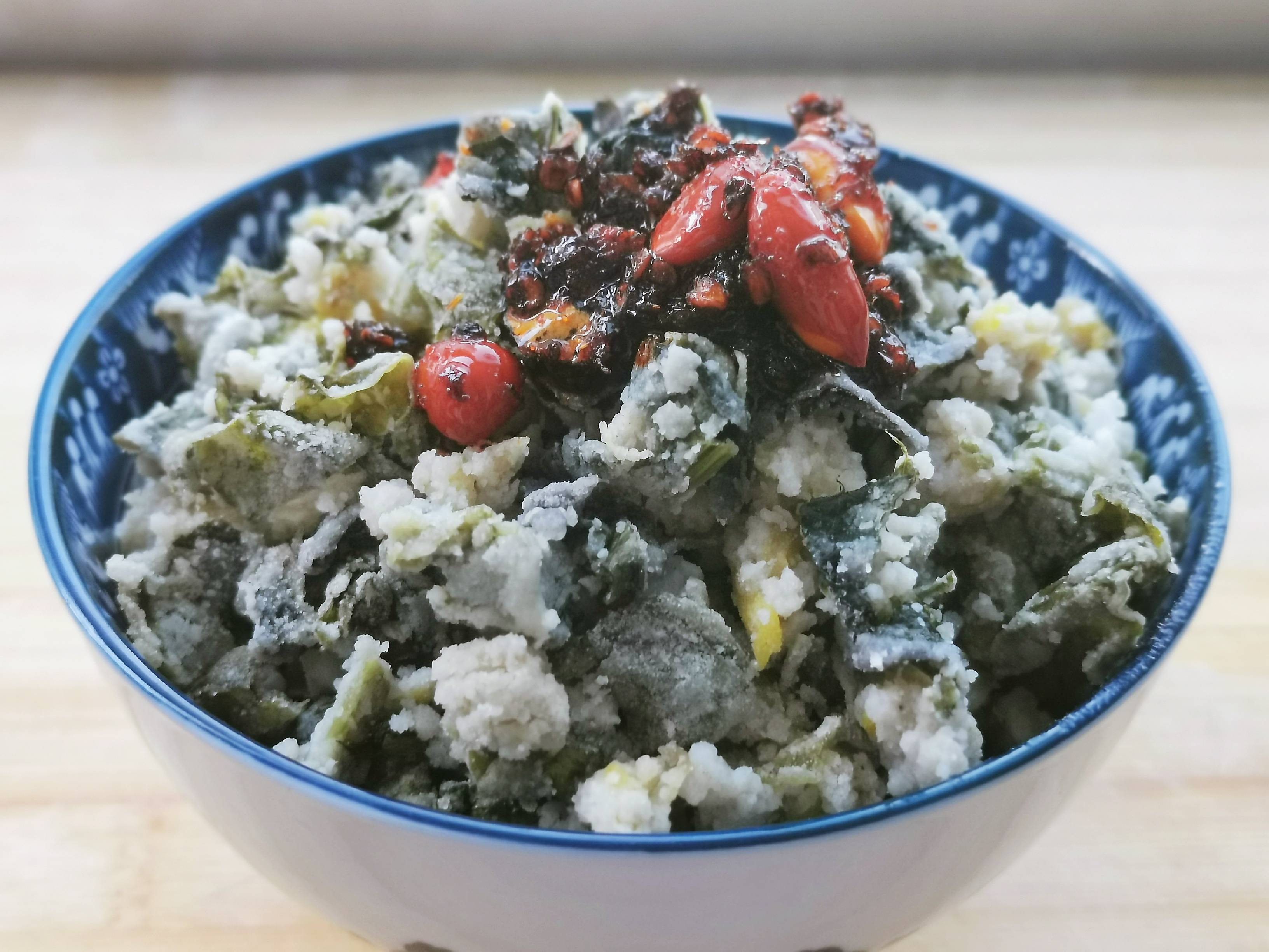 老干媽萵筍葉撥爛子的做法-香辣味蒸菜譜