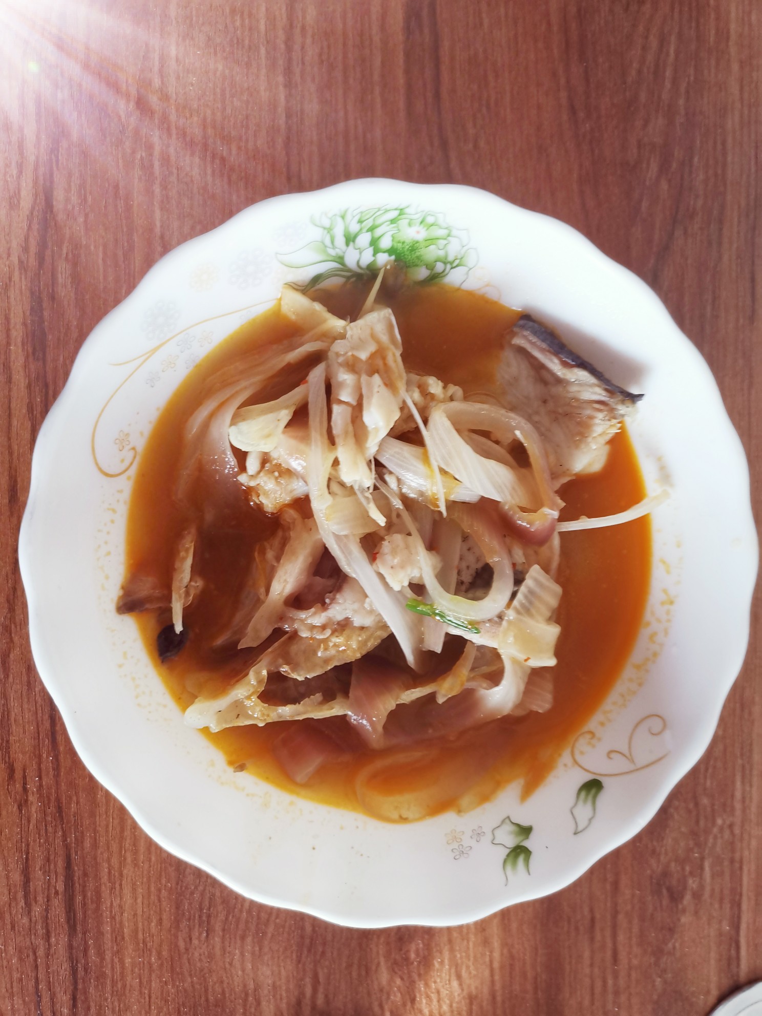 洋蔥燉花鰱的做法-家常味煮菜譜-易網健康養生網 洋蔥燉花鰱的做法-家常味煮菜譜