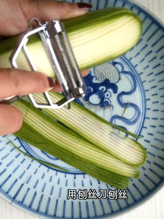 涼拌西葫蘆的做法-咸鮮味拌菜譜