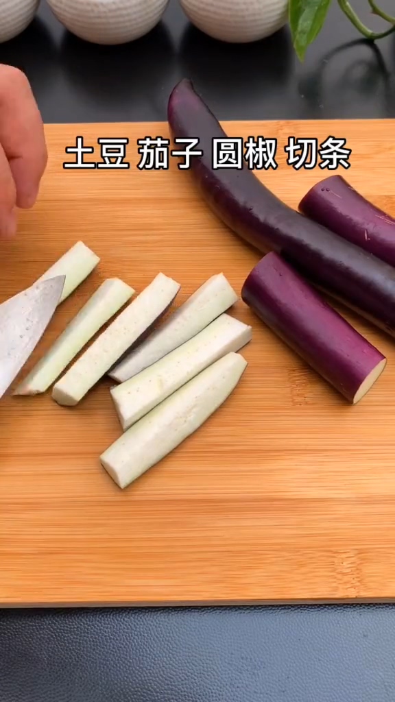 下飯菜地三鮮的做法-咸鮮味炒菜譜-易網(wǎng)<a href=http://www.jsjjzhkt.cn/ target=_blank class=infotextkey>健康養(yǎng)生</a>網(wǎng) 下飯菜地三鮮的做法-咸鮮味炒菜譜