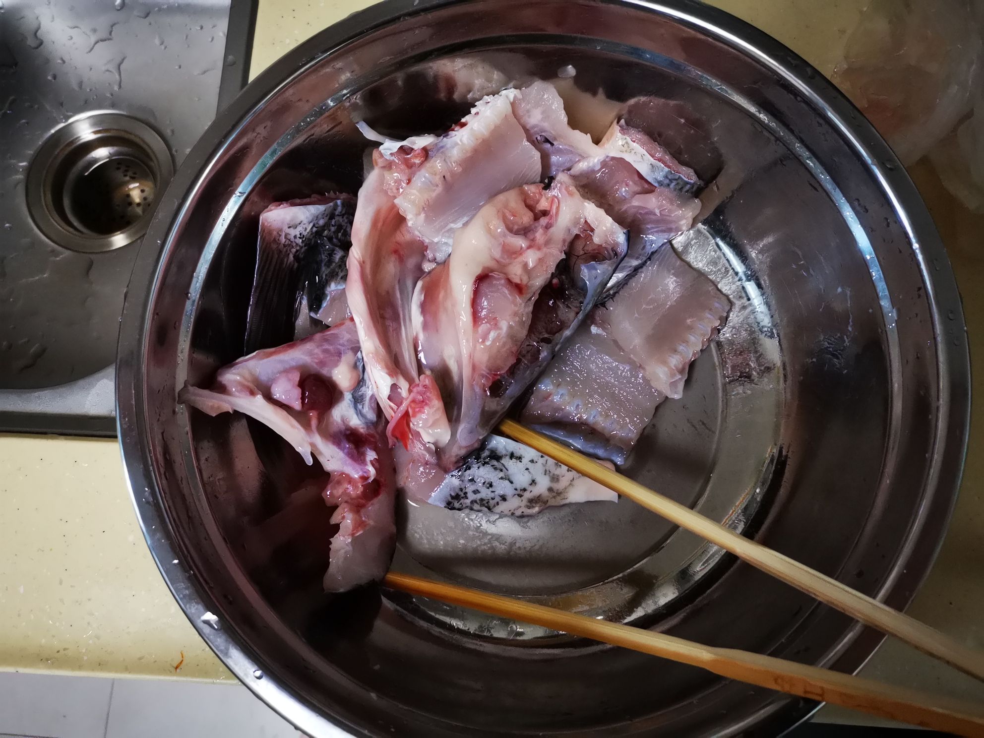 洋蔥燉花鰱的做法-家常味煮菜譜-易網<a href=http://www.jsjjzhkt.cn/ target=_blank class=infotextkey>健康養生</a>網 洋蔥燉花鰱的做法-家常味煮菜譜