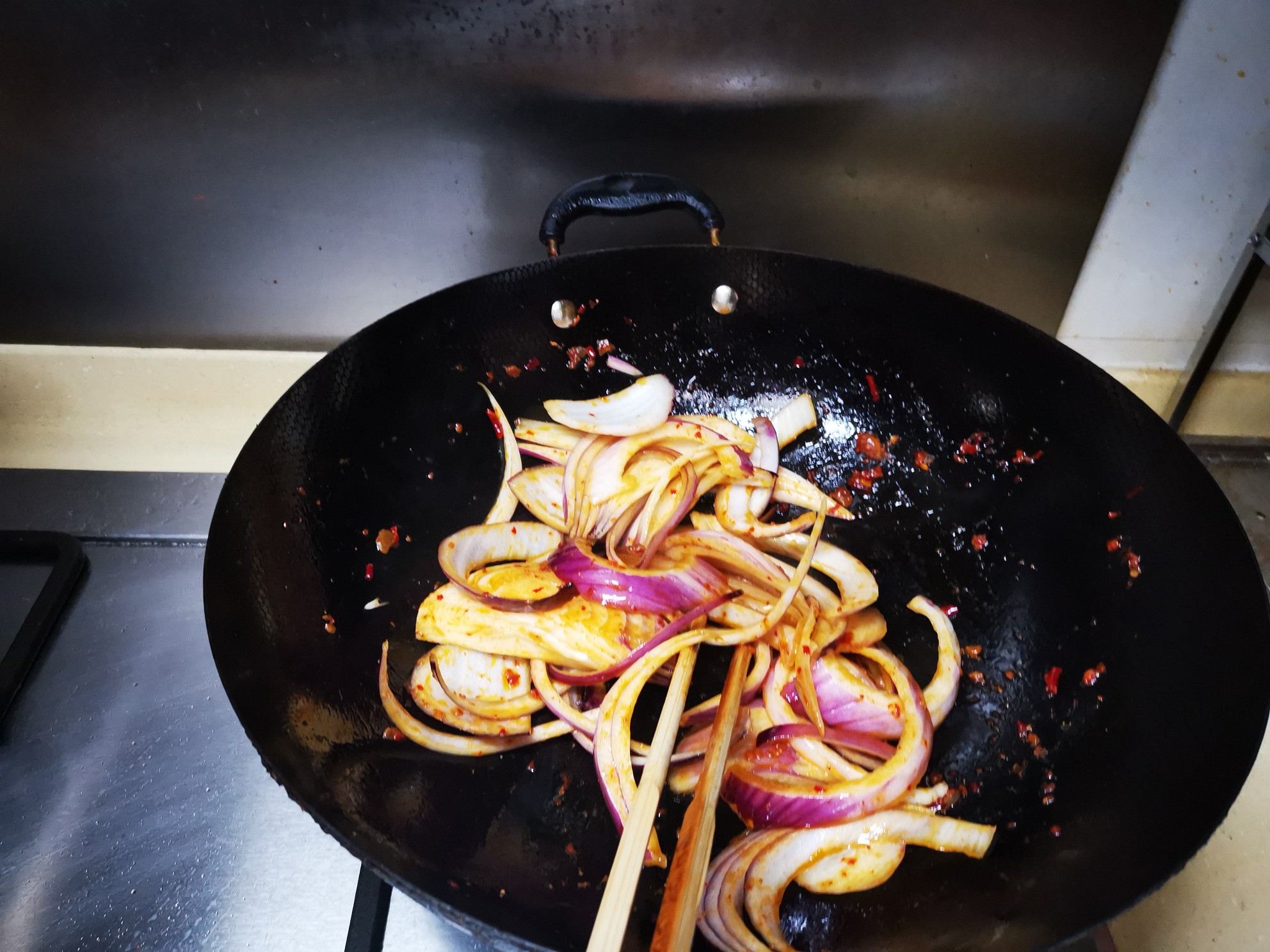 洋蔥燉花鰱的做法-家常味煮菜譜-易網健康養生網 洋蔥燉花鰱的做法-家常味煮菜譜