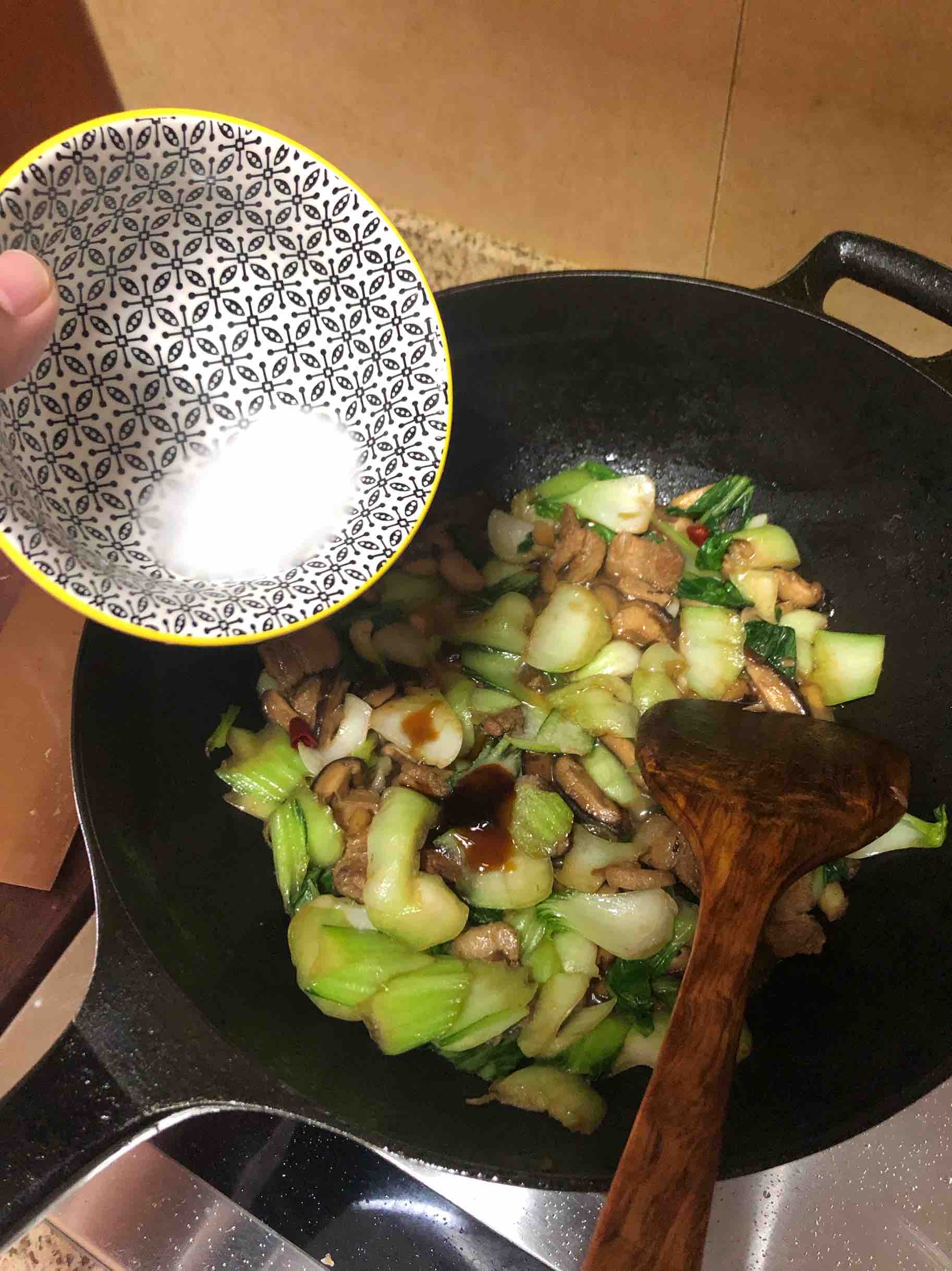 香菇油菜炒五花肉的做法-咸鮮味炒菜譜-易網健康養生網 香菇油菜炒五花肉的做法-咸鮮味炒菜譜