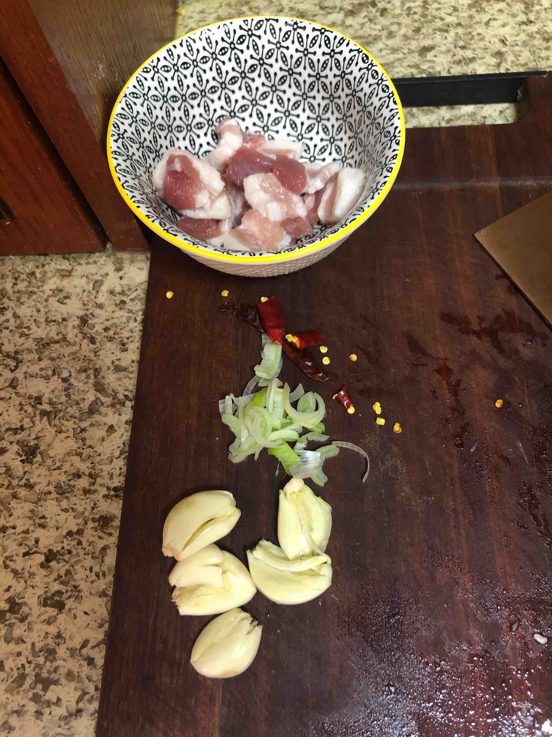 香菇油菜炒五花肉的做法-咸鮮味炒菜譜-易網<a href=http://www.jsjjzhkt.cn/ target=_blank class=infotextkey>健康養生</a>網 香菇油菜炒五花肉的做法-咸鮮味炒菜譜