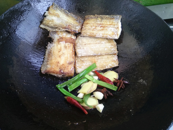 腐乳燒帶魚的做法-咸鮮味燒菜譜-易網健康養生網 腐乳燒帶魚的做法-咸鮮味燒菜譜