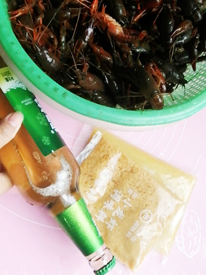 蒜蓉小龍蝦的做法-蒜香味炒菜譜-易網健康養生網 蒜蓉小龍蝦的做法-蒜香味炒菜譜